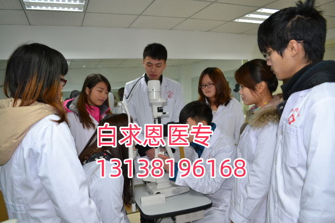 石家莊醫(yī)學(xué)中專學(xué)校的學(xué)費(fèi)是多少？